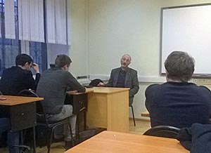 Военный психолог Алексей Захаров беседует со студентами-волонтерами Российской правовой академии Минюста РФ