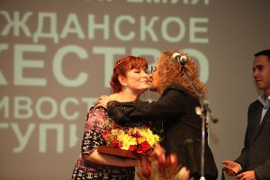 Народная артистка РФ Светлана Врагова не смогла сдержать эмоций на сцене, награждая премией "Выбор" наталью Полякову из Волгограда