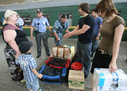 А ну-ка, покажи свой чемоданчик